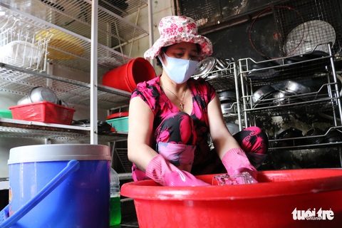 Hàng quán tại TP.HCM tất bật lau chùi, ‘rục rịch’ chờ mở lại - Ảnh 4. Hàng quán tại TP.HCM tất bật lau chùi, ‘rục rịch’ chờ mở lại - Ảnh 4.