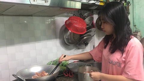Các ông bố trẻ trổ tài bếp núc trả lời câu hỏi hôm nay ăn gì - Ảnh 1. Các ông bố trẻ trổ tài bếp núc trả lời câu hỏi hôm nay ăn gì - Ảnh 1.
