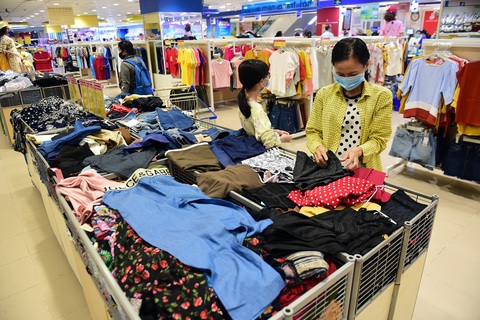 Hàng may mặc made in Vietnam hút hàng tại các siêu thị - Ảnh 2. Hàng may mặc made in Vietnam hút hàng tại các siêu thị - Ảnh 2.
