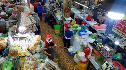 TP.HCM: Vừa hết cách ly, khách nhanh chóng đi cắt tóc, uống cà phê - Ảnh 3. TP.HCM: Vừa hết cách ly, khách nhanh chóng đi cắt tóc, uống cà phê - Ảnh 3.