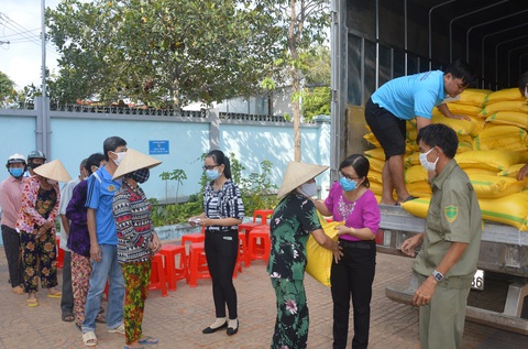 Một doanh nghiệp ở Sóc Trăng hỗ trợ 60 tấn gạo cho người nghèo - Ảnh 1. Một doanh nghiệp ở Sóc Trăng hỗ trợ 60 tấn gạo cho người nghèo - Ảnh 1.