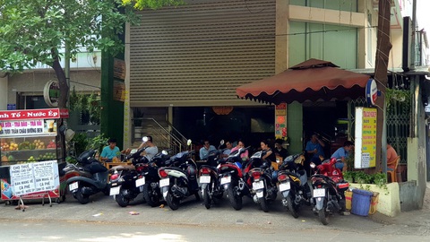 TP.HCM: Vừa hết cách ly, khách nhanh chóng đi cắt tóc, uống cà phê - Ảnh 9. TP.HCM: Vừa hết cách ly, khách nhanh chóng đi cắt tóc, uống cà phê - Ảnh 9.