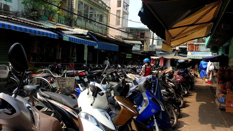 TP.HCM: Vừa hết cách ly, khách nhanh chóng đi cắt tóc, uống cà phê - Ảnh 7. TP.HCM: Vừa hết cách ly, khách nhanh chóng đi cắt tóc, uống cà phê - Ảnh 7.