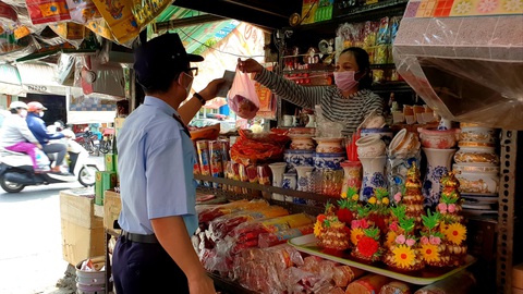 TP.HCM: Vừa hết cách ly, khách nhanh chóng đi cắt tóc, uống cà phê - Ảnh 4. TP.HCM: Vừa hết cách ly, khách nhanh chóng đi cắt tóc, uống cà phê - Ảnh 4.