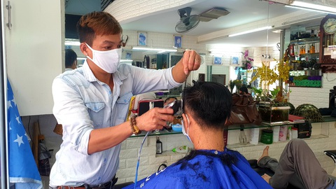 TP.HCM: Vừa hết cách ly, khách nhanh chóng đi cắt tóc, uống cà phê - Ảnh 1. TP.HCM: Vừa hết cách ly, khách nhanh chóng đi cắt tóc, uống cà phê - Ảnh 1.