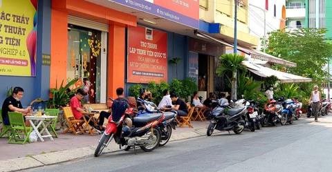TP.HCM: Vừa hết cách ly, khách nhanh chóng đi cắt tóc, uống cà phê - Ảnh 10. TP.HCM: Vừa hết cách ly, khách nhanh chóng đi cắt tóc, uống cà phê - Ảnh 10.