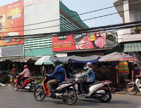 TP.HCM: Vừa hết cách ly, khách nhanh chóng đi cắt tóc, uống cà phê - Ảnh 8. TP.HCM: Vừa hết cách ly, khách nhanh chóng đi cắt tóc, uống cà phê - Ảnh 8.