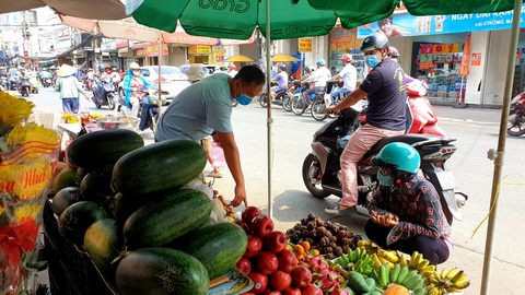 TP.HCM: Vừa hết cách ly, khách nhanh chóng đi cắt tóc, uống cà phê - Ảnh 6. TP.HCM: Vừa hết cách ly, khách nhanh chóng đi cắt tóc, uống cà phê - Ảnh 6.