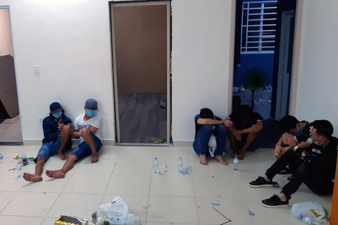 22 người thuê chung cư, đóng kín cửa để đánh bạc - Ảnh 1. 22 người thuê chung cư, đóng kín cửa để đánh bạc - Ảnh 1.