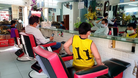 TP.HCM: Vừa hết cách ly, khách nhanh chóng đi cắt tóc, uống cà phê - Ảnh 2. TP.HCM: Vừa hết cách ly, khách nhanh chóng đi cắt tóc, uống cà phê - Ảnh 2.