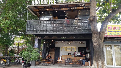 Miền Trung ngày đầu nới lỏng cách ly, quán xá sôi động trở lại - Ảnh 4. Miền Trung ngày đầu nới lỏng cách ly, quán xá sôi động trở lại - Ảnh 4.