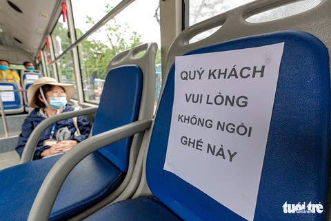 Quán cơm, xe buýt ở Hà Nội mở cửa đón khách hậu cách ly ra sao? - Ảnh 5. Quán cơm, xe buýt ở Hà Nội mở cửa đón khách hậu cách ly ra sao? - Ảnh 5.