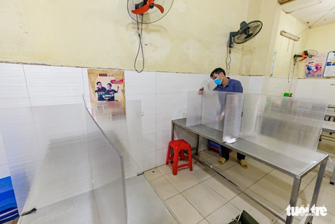 Quán cơm, xe buýt ở Hà Nội mở cửa đón khách hậu cách ly ra sao? - Ảnh 3. Quán cơm, xe buýt ở Hà Nội mở cửa đón khách hậu cách ly ra sao? - Ảnh 3.