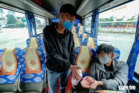 Quán cơm, xe buýt ở Hà Nội mở cửa đón khách hậu cách ly ra sao? - Ảnh 7. Quán cơm, xe buýt ở Hà Nội mở cửa đón khách hậu cách ly ra sao? - Ảnh 7.