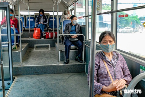 Quán cơm, xe buýt ở Hà Nội mở cửa đón khách hậu cách ly ra sao? - Ảnh 6. Quán cơm, xe buýt ở Hà Nội mở cửa đón khách hậu cách ly ra sao? - Ảnh 6.