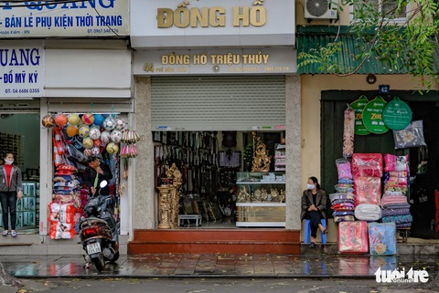 Hàng quán tại Hà Nội mở lại, lực lượng chức năng liên tục đi kiểm tra - Ảnh 3. Hàng quán tại Hà Nội mở lại, lực lượng chức năng liên tục đi kiểm tra - Ảnh 3.