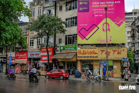 Hàng quán tại Hà Nội mở lại, lực lượng chức năng liên tục đi kiểm tra - Ảnh 2. Hàng quán tại Hà Nội mở lại, lực lượng chức năng liên tục đi kiểm tra - Ảnh 2.
