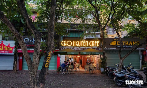 Hàng quán tại Hà Nội mở lại, lực lượng chức năng liên tục đi kiểm tra - Ảnh 7. Hàng quán tại Hà Nội mở lại, lực lượng chức năng liên tục đi kiểm tra - Ảnh 7.