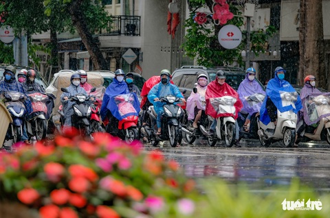 Hàng quán tại Hà Nội mở lại, lực lượng chức năng liên tục đi kiểm tra - Ảnh 9. Hàng quán tại Hà Nội mở lại, lực lượng chức năng liên tục đi kiểm tra - Ảnh 9.