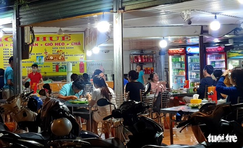 Đêm đầu nới lỏng, hàng quán Sài Gòn sáng đèn, đông vui, bán hết sớm - Ảnh 2. Đêm đầu nới lỏng, hàng quán Sài Gòn sáng đèn, đông vui, bán hết sớm - Ảnh 2.