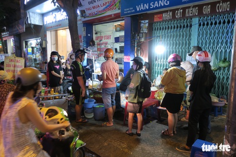 Đêm đầu nới lỏng, hàng quán Sài Gòn sáng đèn, đông vui, bán hết sớm - Ảnh 1. Đêm đầu nới lỏng, hàng quán Sài Gòn sáng đèn, đông vui, bán hết sớm - Ảnh 1.