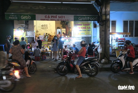 Đêm đầu nới lỏng, hàng quán Sài Gòn sáng đèn, đông vui, bán hết sớm - Ảnh 6. Đêm đầu nới lỏng, hàng quán Sài Gòn sáng đèn, đông vui, bán hết sớm - Ảnh 6.