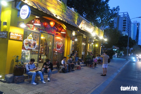 Đêm đầu nới lỏng, hàng quán Sài Gòn sáng đèn, đông vui, bán hết sớm - Ảnh 7. Đêm đầu nới lỏng, hàng quán Sài Gòn sáng đèn, đông vui, bán hết sớm - Ảnh 7.
