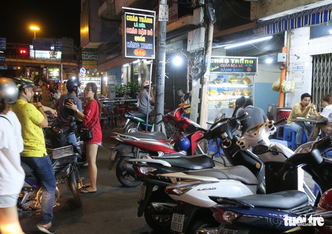 Đêm đầu nới lỏng, hàng quán Sài Gòn sáng đèn, đông vui, bán hết sớm - Ảnh 8. Đêm đầu nới lỏng, hàng quán Sài Gòn sáng đèn, đông vui, bán hết sớm - Ảnh 8.