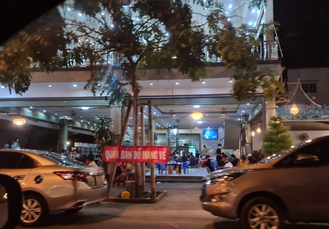 Lệnh cấm còn hiệu lực, nhiều quán nhậu ở Bình Dương đã dzô, hò ăn mừng - Ảnh 2. Lệnh cấm còn hiệu lực, nhiều quán nhậu ở Bình Dương đã dzô, hò ăn mừng - Ảnh 2.
