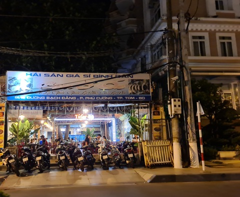 Lệnh cấm còn hiệu lực, nhiều quán nhậu ở Bình Dương đã dzô, hò ăn mừng - Ảnh 3. Lệnh cấm còn hiệu lực, nhiều quán nhậu ở Bình Dương đã dzô, hò ăn mừng - Ảnh 3.