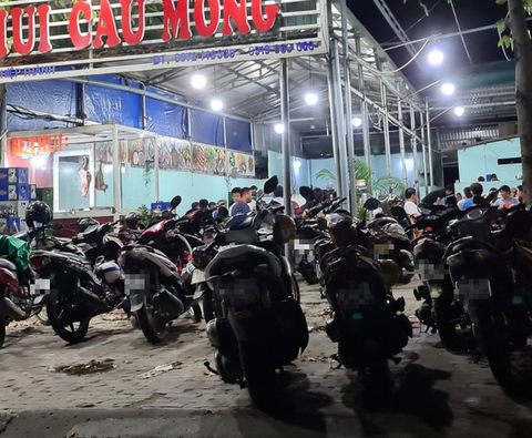 Lệnh cấm còn hiệu lực, nhiều quán nhậu ở Bình Dương đã dzô, hò ăn mừng - Ảnh 4. Lệnh cấm còn hiệu lực, nhiều quán nhậu ở Bình Dương đã dzô, hò ăn mừng - Ảnh 4.