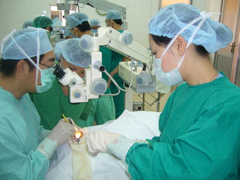 Bình Phước trợ cấp 600 triệu đồng cho giáo sư ngành y về làm việc - Ảnh 1. Bình Phước trợ cấp 600 triệu đồng cho giáo sư ngành y về làm việc - Ảnh 1.