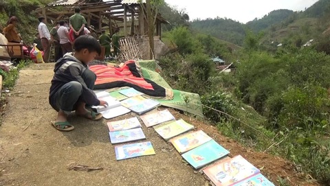 Mẹ cách ly vì COVID-19, nhà hỏng vì mưa đá, 2 đứa trẻ bơ vơ - Ảnh 1. Mẹ cách ly vì COVID-19, nhà hỏng vì mưa đá, 2 đứa trẻ bơ vơ - Ảnh 1.