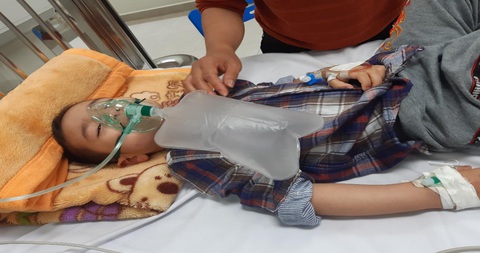 Bé trai 4 tuổi ngộ độc nguy kịch vì nhầm thuốc cai nghiện là sirô dâu - Ảnh 1. Bé trai 4 tuổi ngộ độc nguy kịch vì nhầm thuốc cai nghiện là sirô dâu - Ảnh 1.