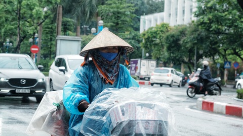 Nay được ra đường, tôi lại đi nhặt rác, mưa cũng phải cố - Ảnh 1. Nay được ra đường, tôi lại đi nhặt rác, mưa cũng phải cố - Ảnh 1.