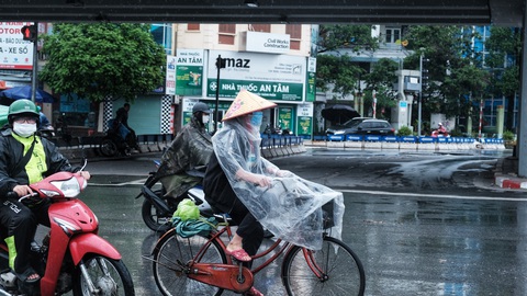 Nay được ra đường, tôi lại đi nhặt rác, mưa cũng phải cố - Ảnh 5. Nay được ra đường, tôi lại đi nhặt rác, mưa cũng phải cố - Ảnh 5.
