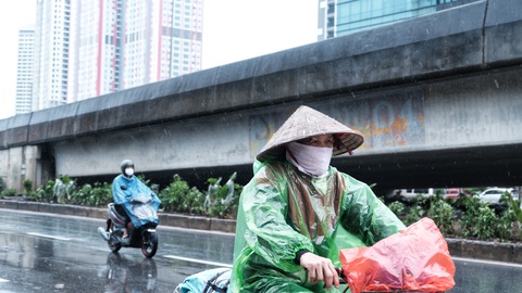Nay được ra đường, tôi lại đi nhặt rác, mưa cũng phải cố - Ảnh 7. Nay được ra đường, tôi lại đi nhặt rác, mưa cũng phải cố - Ảnh 7.