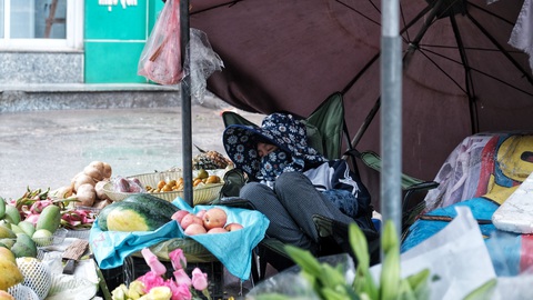 Nay được ra đường, tôi lại đi nhặt rác, mưa cũng phải cố - Ảnh 6. Nay được ra đường, tôi lại đi nhặt rác, mưa cũng phải cố - Ảnh 6.