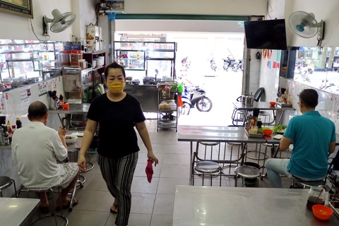 Dè dặt mở cửa và... nghe ngóng! - Ảnh 1. Dè dặt mở cửa và... nghe ngóng! - Ảnh 1.