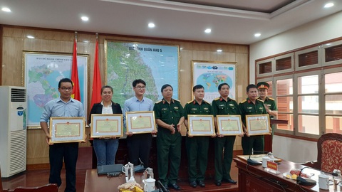 Tư lệnh Quân khu 5 tặng bằng khen cho phóng viên Tuổi Trẻ - Ảnh 1. Tư lệnh Quân khu 5 tặng bằng khen cho phóng viên Tuổi Trẻ - Ảnh 1.