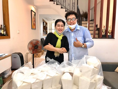 Nghệ sĩ thời COVID: Nấu cơm từ thiện, làm quen thêm với công nghệ... - Ảnh 1. Nghệ sĩ thời COVID: Nấu cơm từ thiện, làm quen thêm với công nghệ... - Ảnh 1.