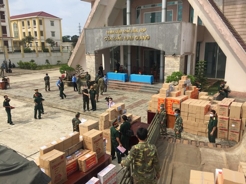 Tư lệnh Quân khu 5 tặng bằng khen cho phóng viên Tuổi Trẻ - Ảnh 3. Tư lệnh Quân khu 5 tặng bằng khen cho phóng viên Tuổi Trẻ - Ảnh 3.