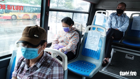 Xe buýt Hà Nội lưa thưa khách sau thời gian cách ly xã hội - Ảnh 4. Xe buýt Hà Nội lưa thưa khách sau thời gian cách ly xã hội - Ảnh 4.