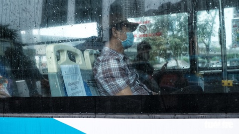 Xe buýt Hà Nội lưa thưa khách sau thời gian cách ly xã hội - Ảnh 9. Xe buýt Hà Nội lưa thưa khách sau thời gian cách ly xã hội - Ảnh 9.