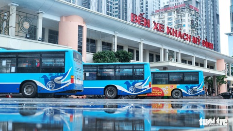Xe buýt Hà Nội lưa thưa khách sau thời gian cách ly xã hội - Ảnh 8. Xe buýt Hà Nội lưa thưa khách sau thời gian cách ly xã hội - Ảnh 8.