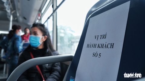 Xe buýt Hà Nội lưa thưa khách sau thời gian cách ly xã hội - Ảnh 5. Xe buýt Hà Nội lưa thưa khách sau thời gian cách ly xã hội - Ảnh 5.