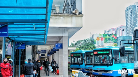 Xe buýt Hà Nội lưa thưa khách sau thời gian cách ly xã hội - Ảnh 2. Xe buýt Hà Nội lưa thưa khách sau thời gian cách ly xã hội - Ảnh 2.