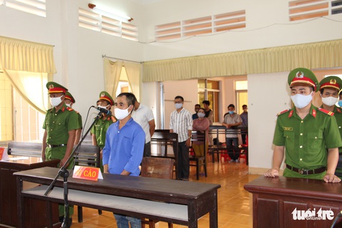 Xách dao đuổi chém tổ chống dịch COVID-19, lĩnh 18 tháng tù - Ảnh 2. Xách dao đuổi chém tổ chống dịch COVID-19, lĩnh 18 tháng tù - Ảnh 2.