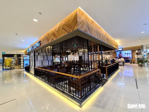 Các trung tâm thương mại TP.HCM mở cửa, dân rục rịch đi mua sắm - Ảnh 10. Các trung tâm thương mại TP.HCM mở cửa, dân rục rịch đi mua sắm - Ảnh 10.