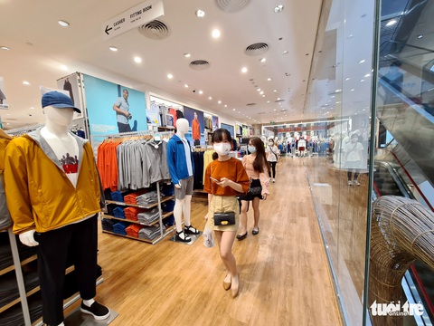 Các trung tâm thương mại TP.HCM mở cửa, dân rục rịch đi mua sắm - Ảnh 8. Các trung tâm thương mại TP.HCM mở cửa, dân rục rịch đi mua sắm - Ảnh 8.